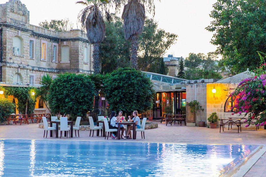 Apartamentos con piscina por la noche