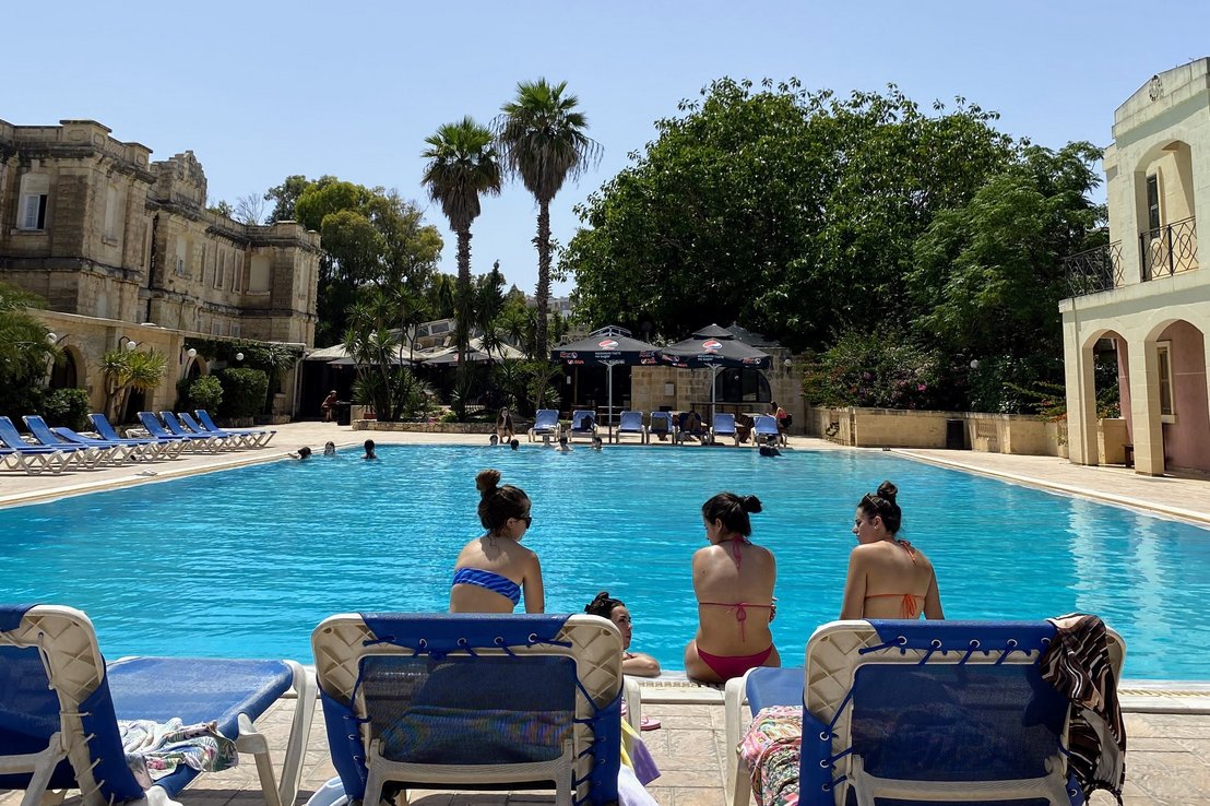 Des étudiants anglais à la piscine à Malte