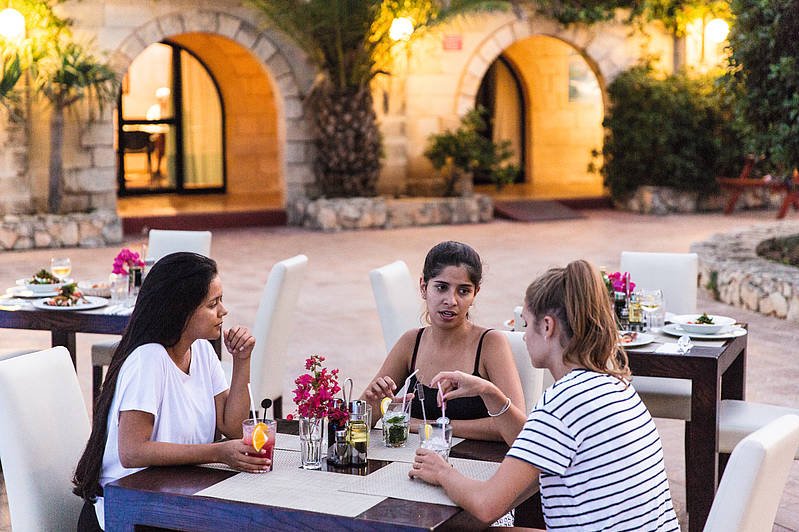 cena con la tua comunità di condivisione di appartamenti